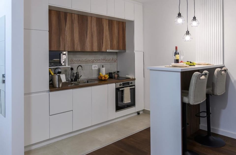 Coffee/tea facilities, Kitchen or kitchenette, stove