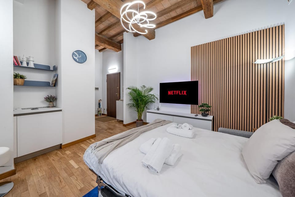 Bed, TV and multimedia, Living room, Photo of the whole room