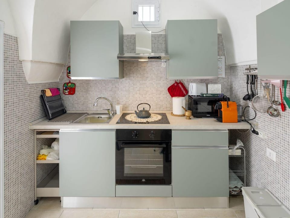 Coffee/tea facilities, Kitchen or kitchenette, oven, stove, toaster