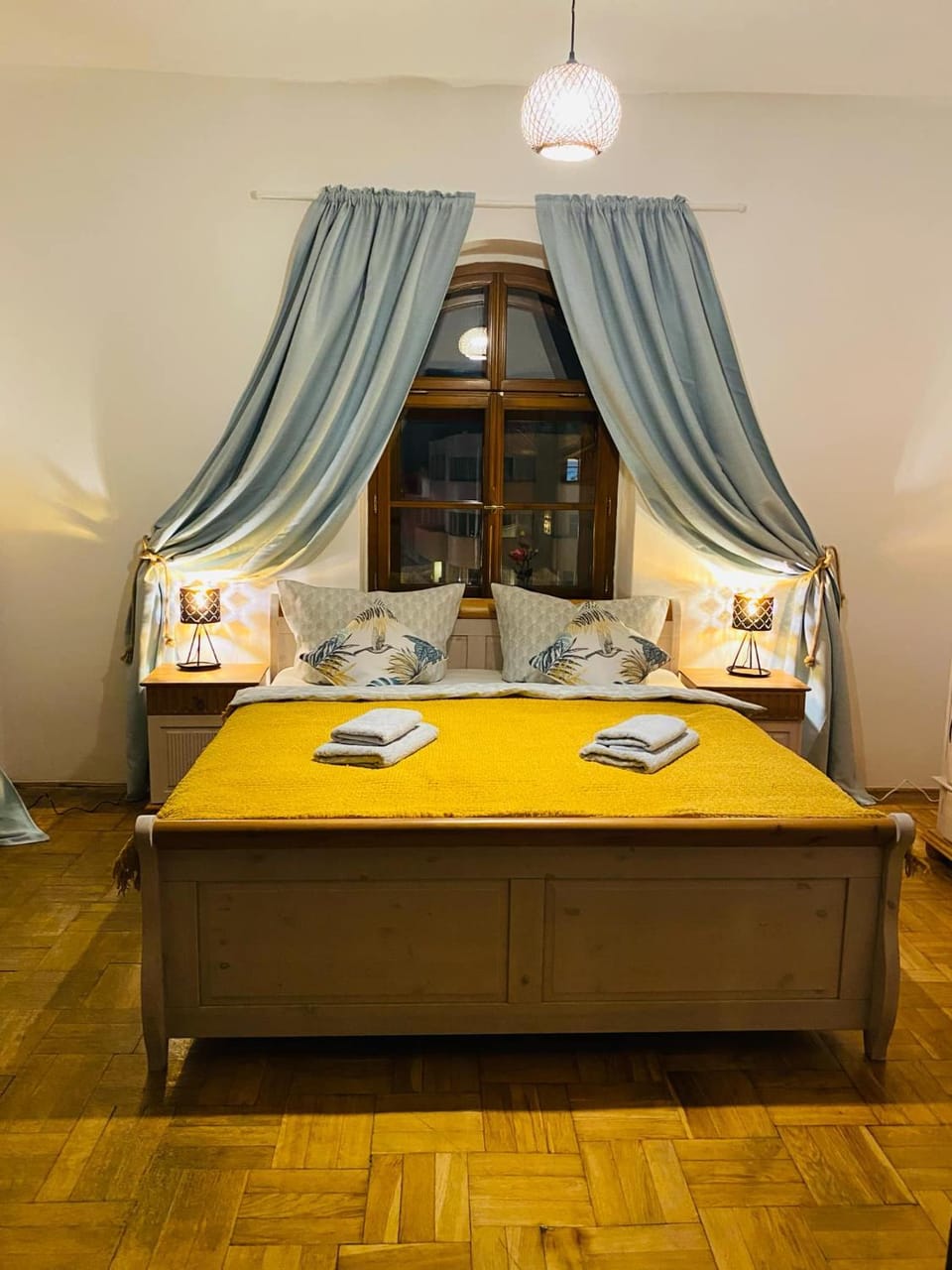 Bed, Bedroom, towels