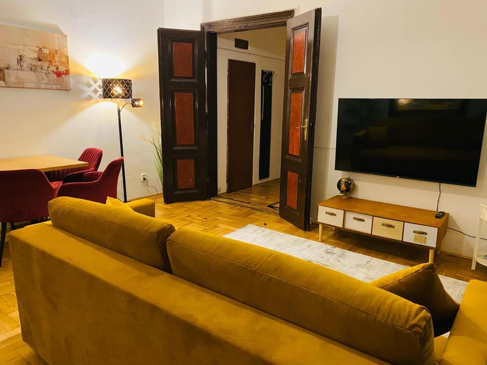 TV and multimedia, Living room, Seating area, Evening entertainment