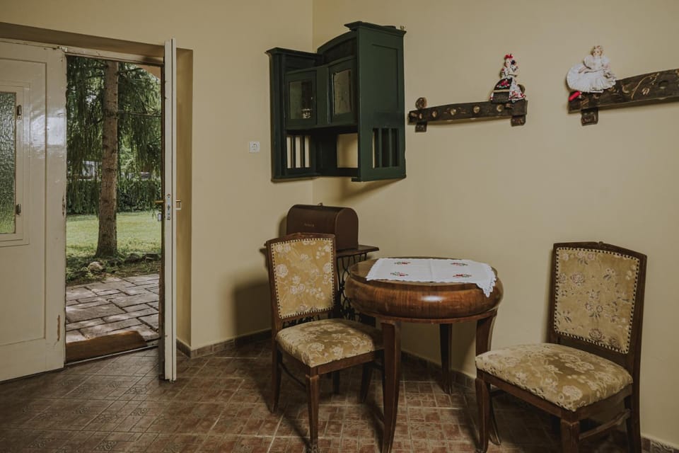 Seating area, Dining area