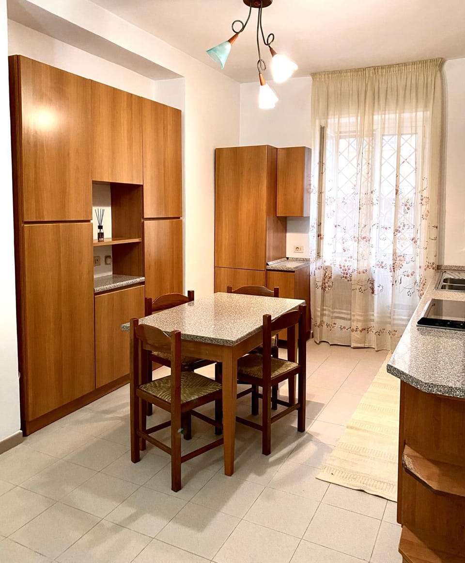 Kitchen or kitchenette, Dining area, oven, stove