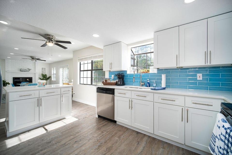 Kitchen or kitchenette, dishwasher, oven
