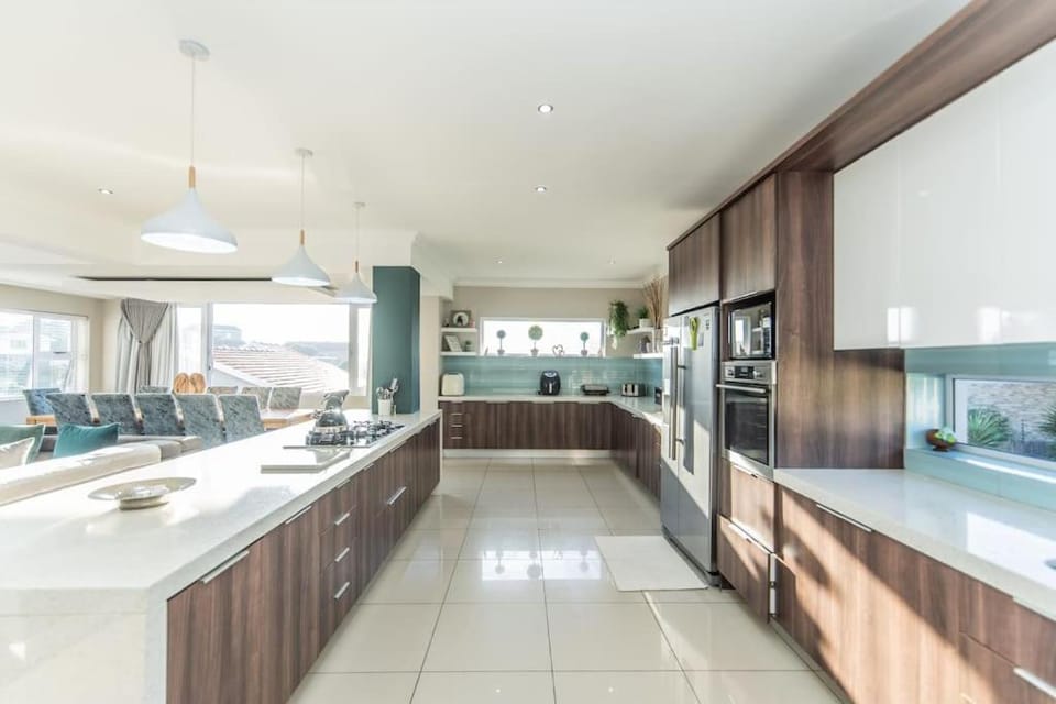Kitchen or kitchenette, microwave, oven, stove