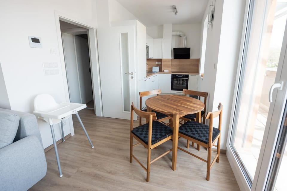 Kitchen or kitchenette, Seating area, Dining area, oven, stove