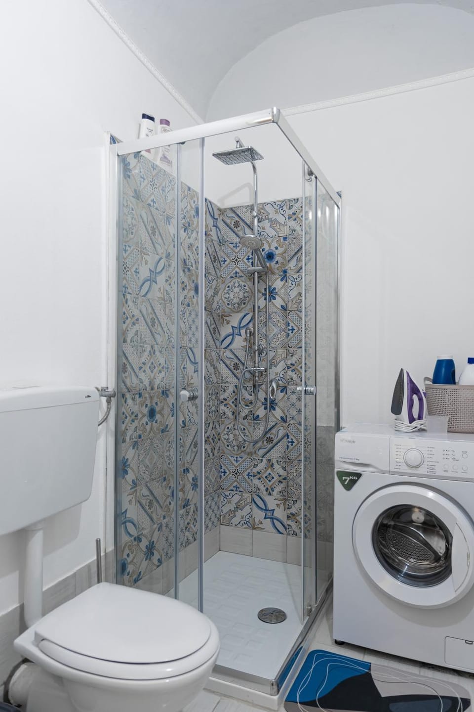 Shower, Toilet, Bathroom, towels, washing machine