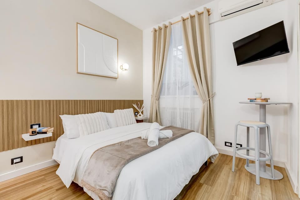 Bed, TV and multimedia, Photo of the whole room, Bedroom, towels, air conditioner