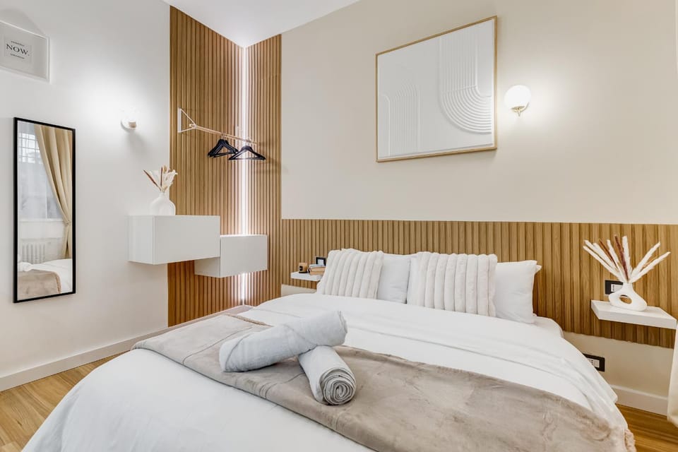 Bed, Living room, Photo of the whole room, Bedroom, towels