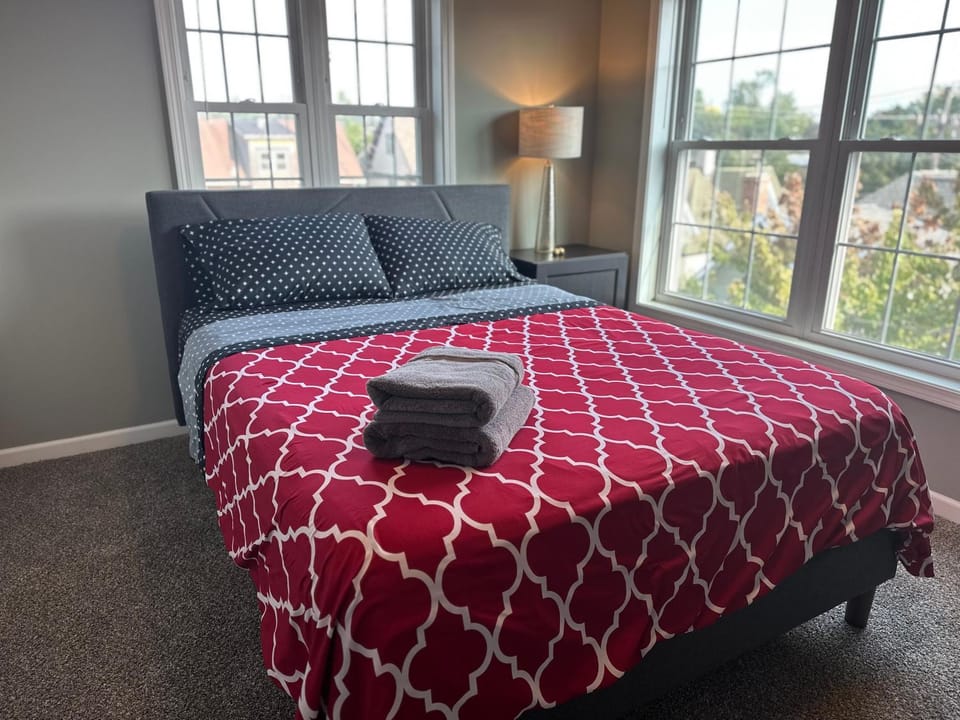 Bed, Photo of the whole room, Bedroom, towels