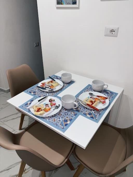 Living room, Dining area, Food