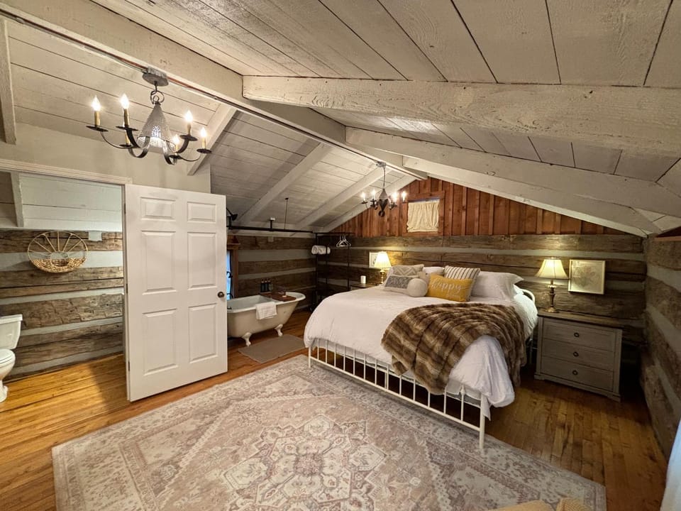 The Hilltop Cabin Cabin in Indiana