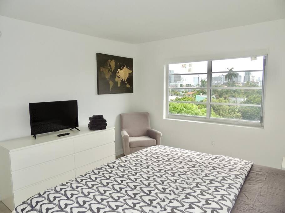 TV and multimedia, Seating area, Bedroom