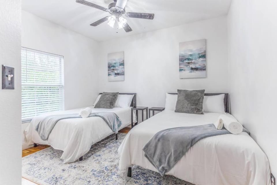 Private Oasis near Springs with King Bd and Pool Table House in Apopka