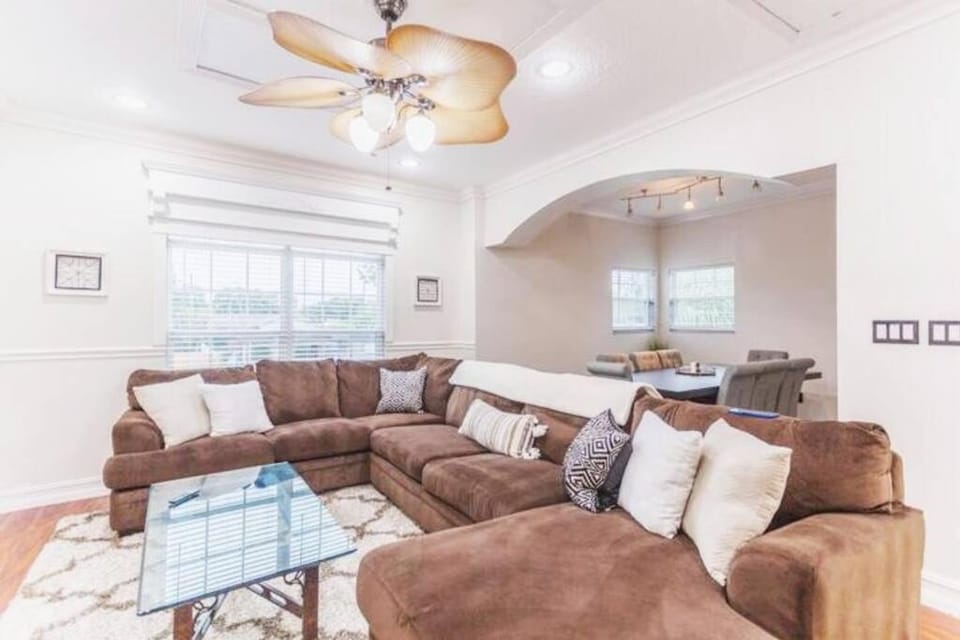 Private Oasis near Springs with King Bd and Pool Table House in Apopka