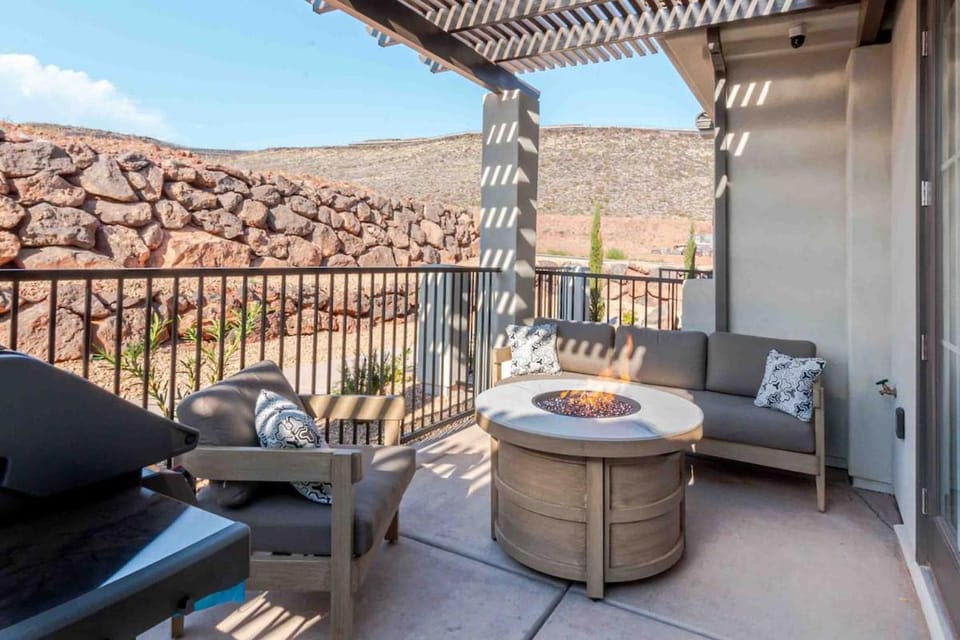 Desert Retreat with Fire Pit, Pool, and Hot tub House in Washington