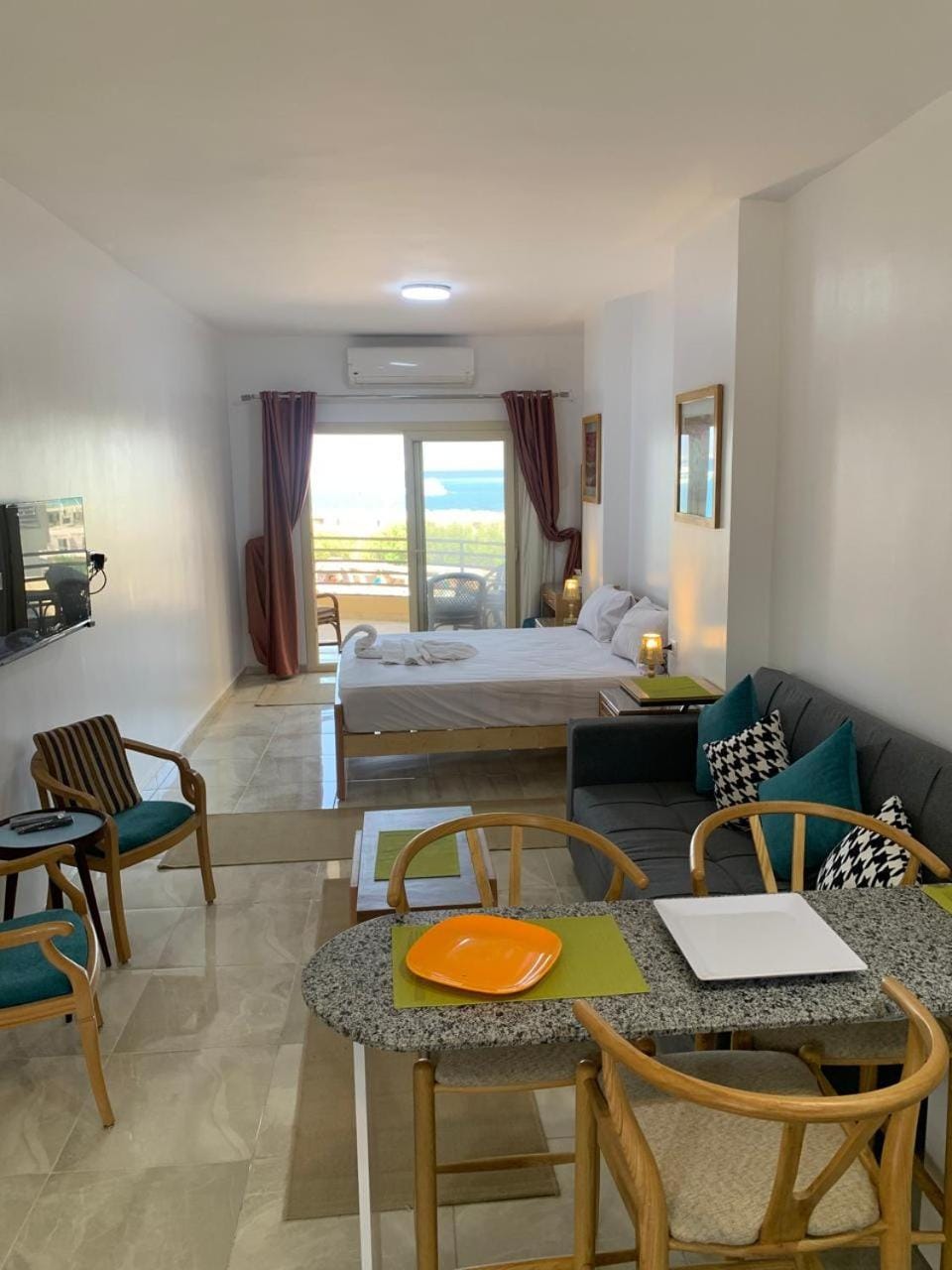 Photo of the whole room, Sea view
