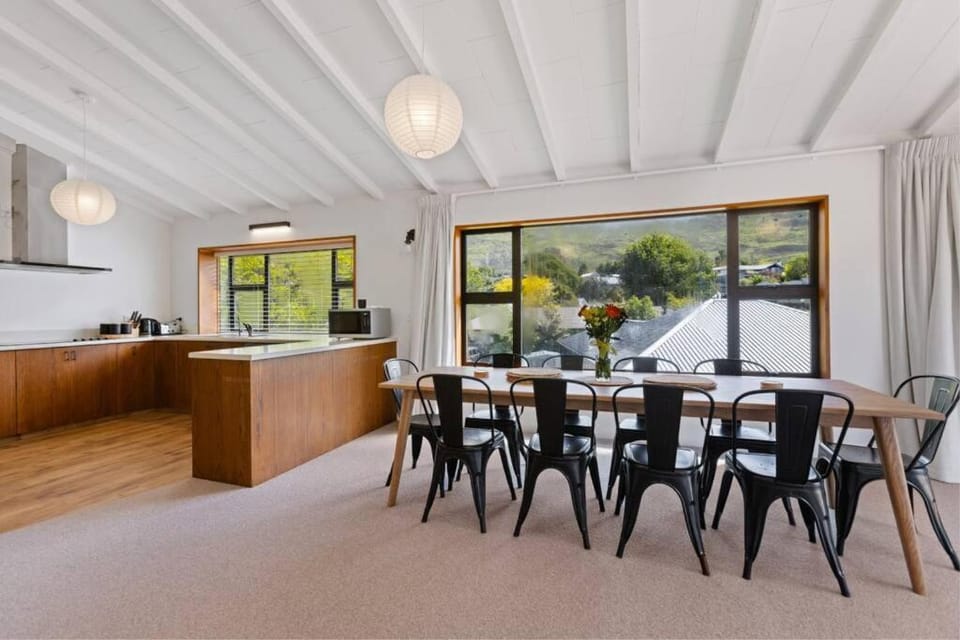 Coffee/tea facilities, Seating area, Dining area, microwave, oven, kitchen