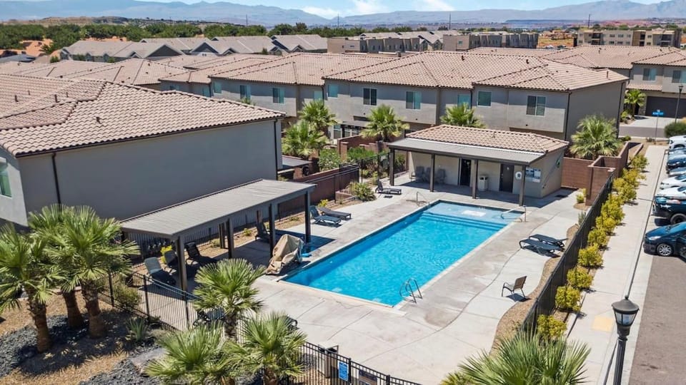 Townhome Near Zion with Hot Tub & Pool House in Washington