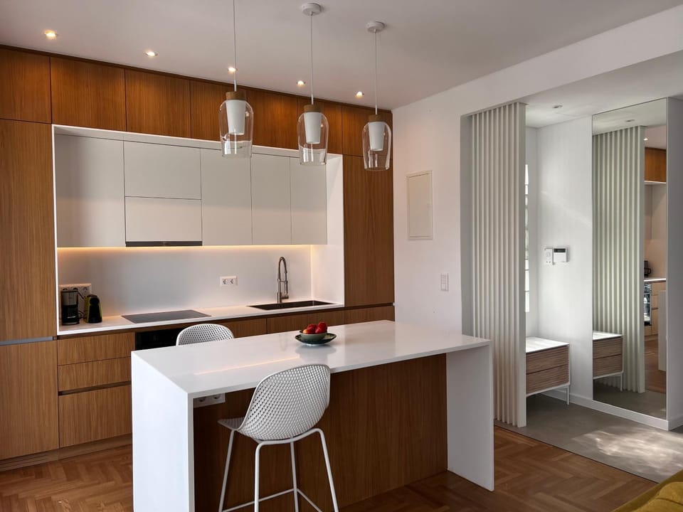 Coffee/tea facilities, Kitchen or kitchenette, Dining area, dishwasher, oven, stove