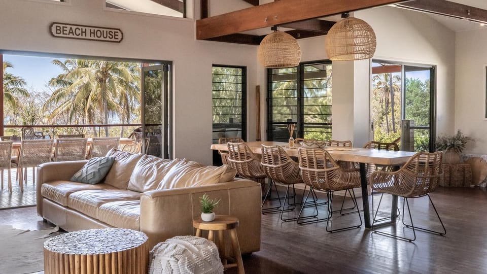 Seabreeze - 5 BR w Pool Table - Beachfront House in Agnes Water