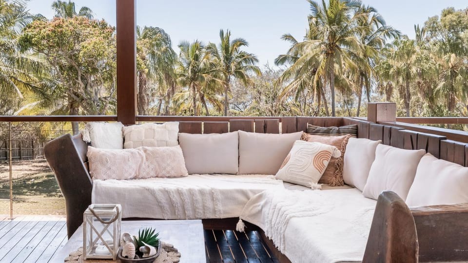 Seabreeze - 5 BR w Pool Table - Beachfront House in Agnes Water