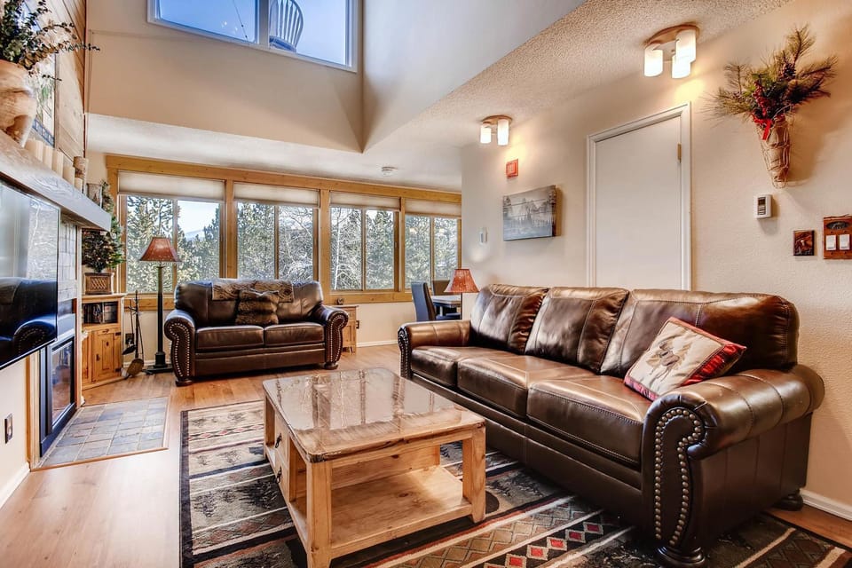 TV and multimedia, Living room, Seating area, Evening entertainment
