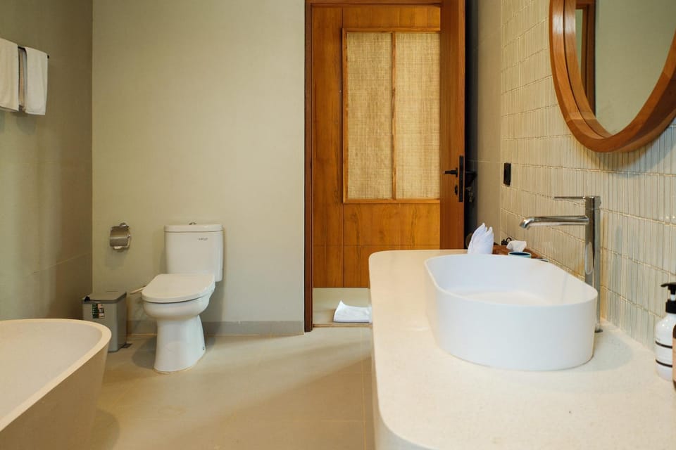 Shower, Toilet, Bathroom, Bath, bidet, towels