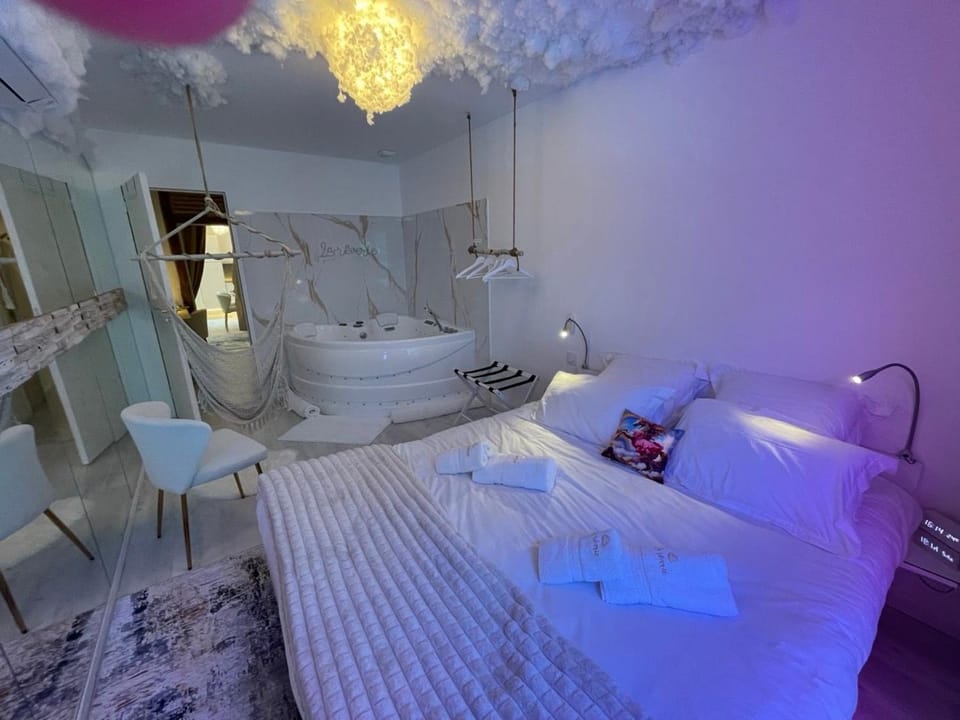 Appartement avec spa et sauna, centre historique Vierzon - FR-1-586-49 Apartment in Centre-Val de Loire