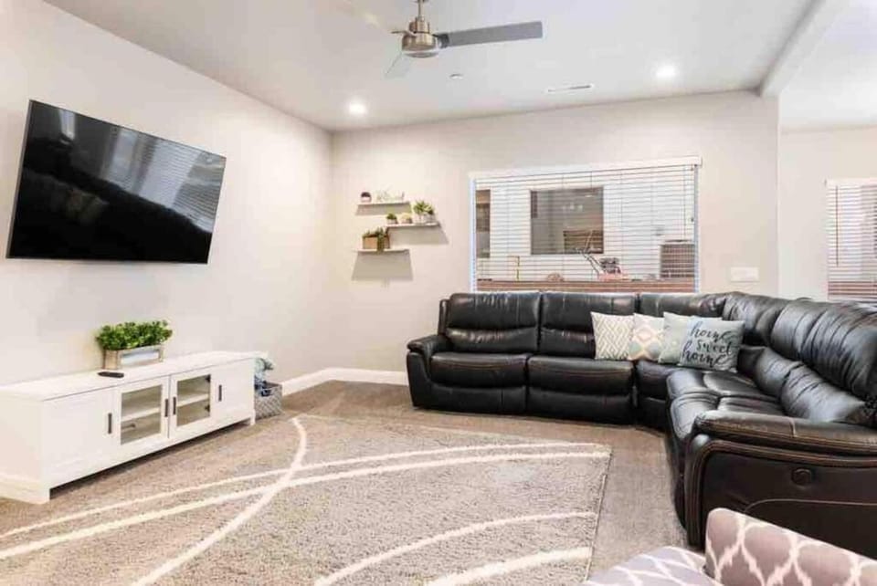 Spacious Villa with Lazy River, Pool & Hot Tub House in Hurricane