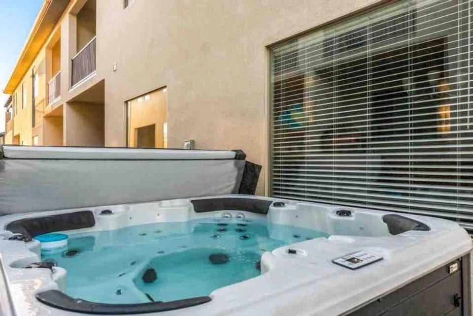 Spacious Villa with Lazy River, Pool & Hot Tub House in Hurricane