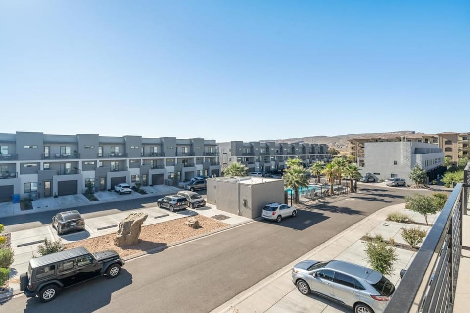 Entire Home with Pickleball, Resort Pool & Hot Tub House in St George