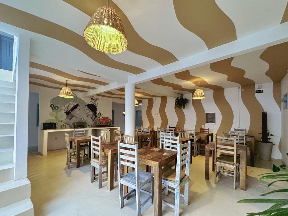 Restaurant/places to eat, Seating area, Dining area