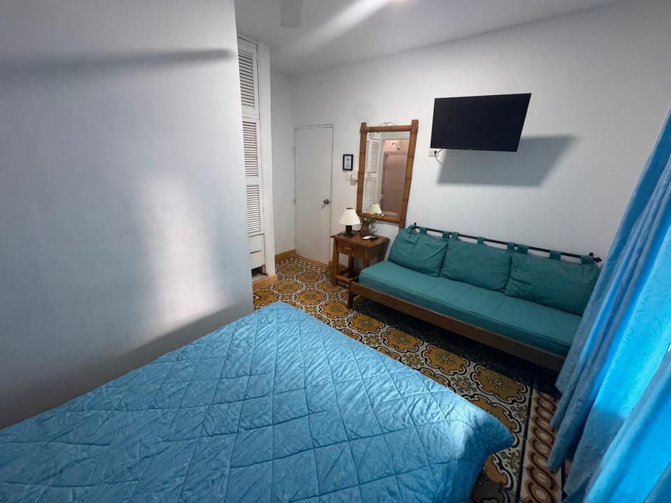 Bed, TV and multimedia, Photo of the whole room, Bedroom