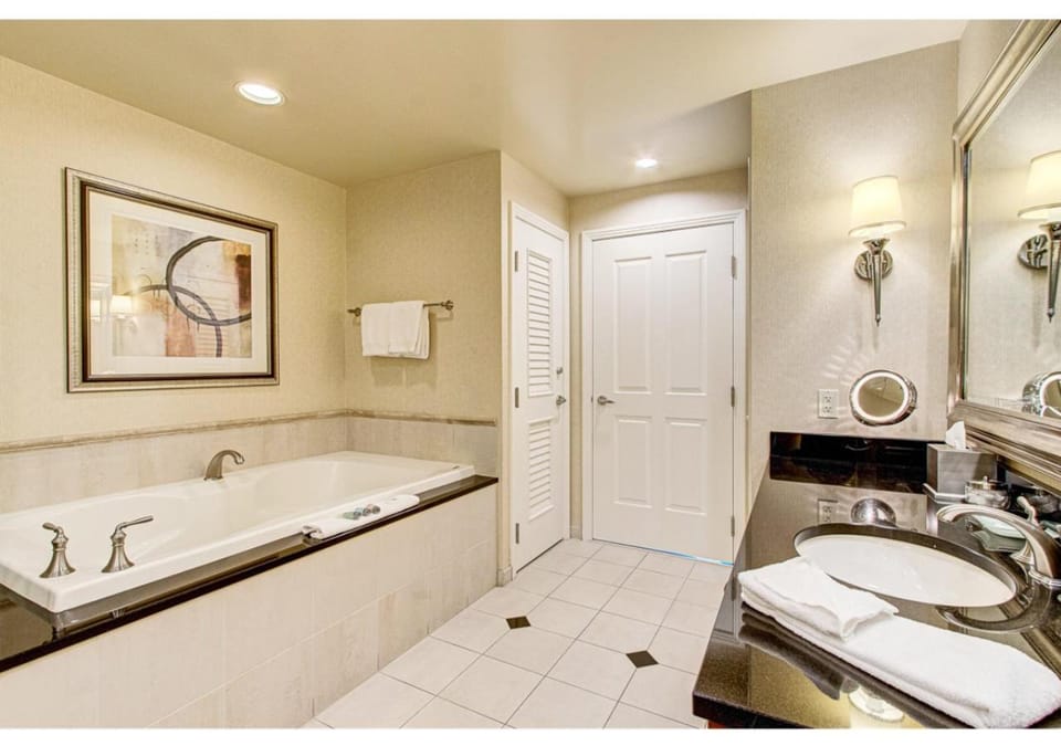 Toilet, Bathroom, Photo of the whole room, Bedroom, Bath, towels