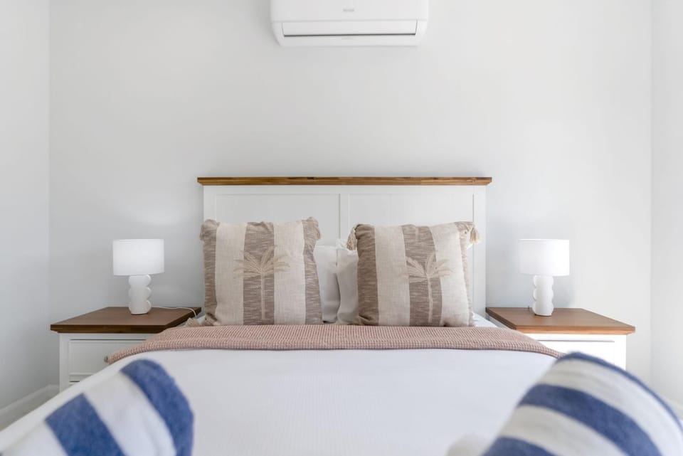 Bed, air conditioner