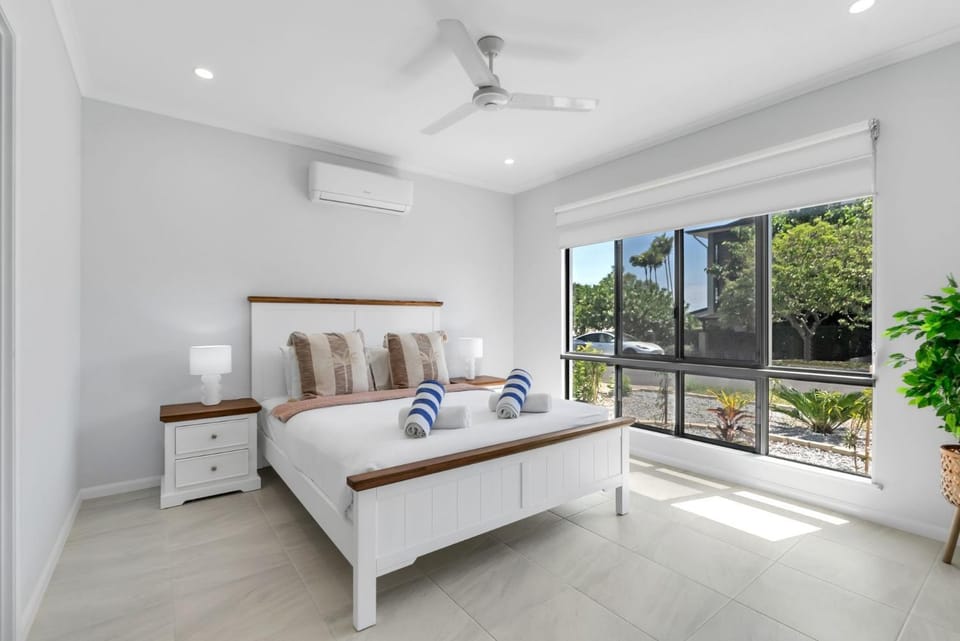Bed, Photo of the whole room, Bedroom, towels, air conditioner