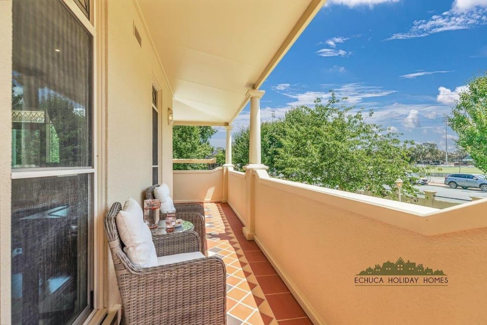 Llewoh on Crofton - Echuca Holiday Homes House in Echuca