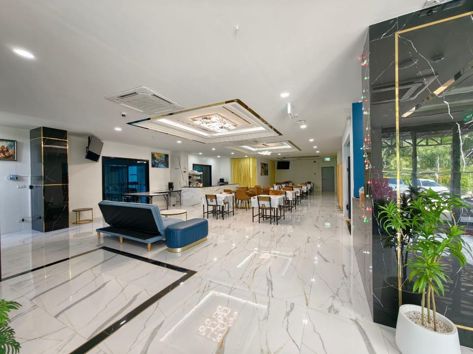 Property building, Restaurant/places to eat, Living room, Seating area, Dining area, Inner courtyard view