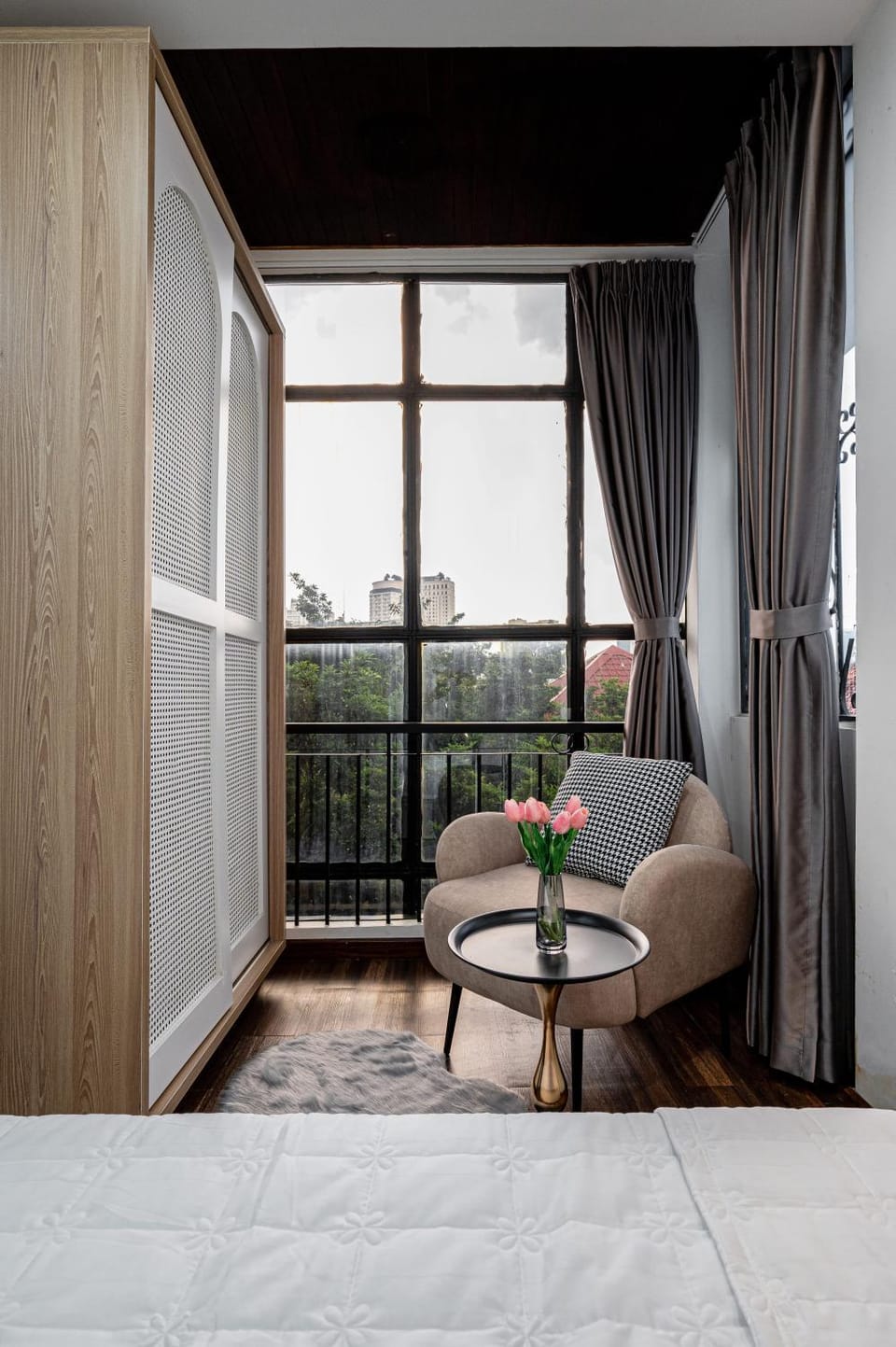 Bed, View (from property/room), Balcony/Terrace, Balcony/Terrace, Photo of the whole room, Decorative detail, Seating area, Sunset