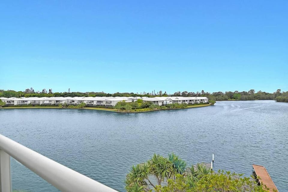 Water View Modern Tri-level Townhouse in Carrara with 2 Parking Spots Apartment in Gold Coast