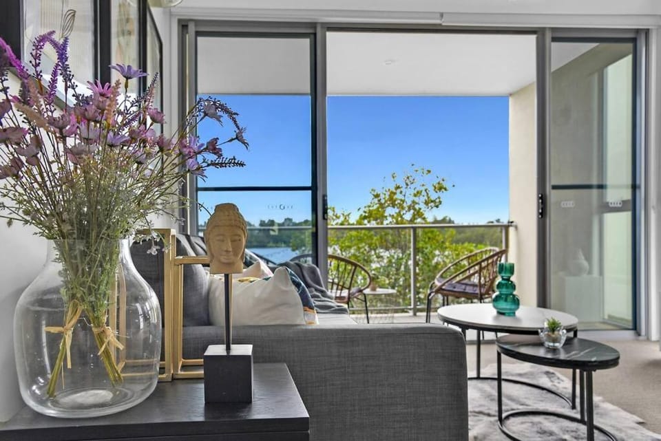 Water View Modern Tri-level Townhouse in Carrara with 2 Parking Spots Apartment in Gold Coast
