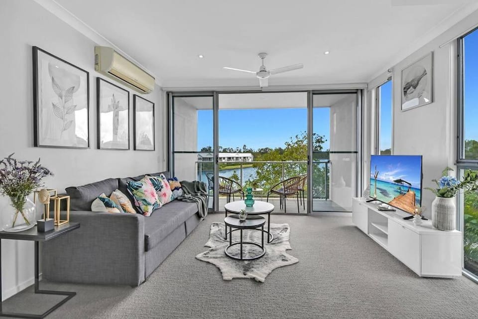 Water View Modern Tri-level Townhouse in Carrara with 2 Parking Spots Apartment in Gold Coast