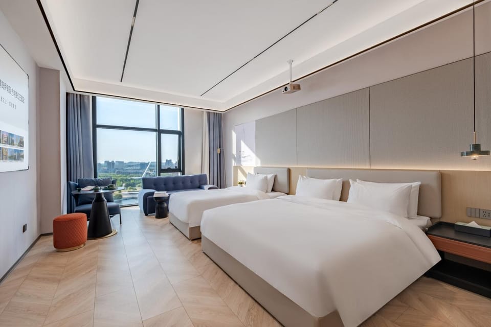 Bed, Photo of the whole room, Seating area, Bedroom