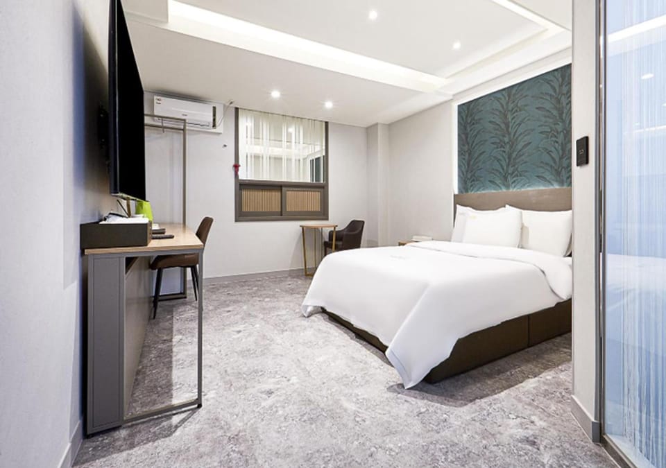 Bed, TV and multimedia, Photo of the whole room, Bedroom