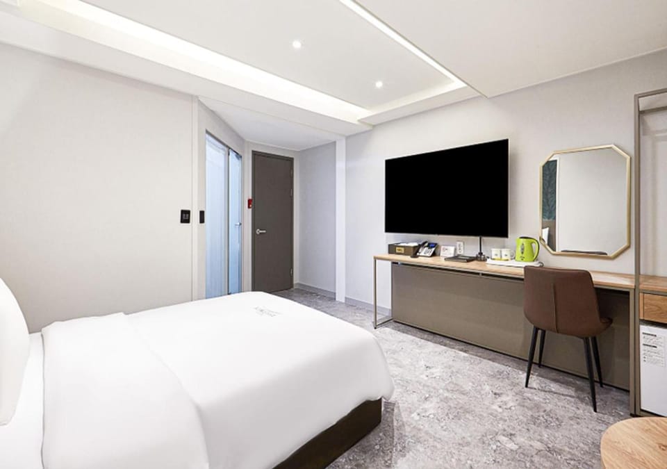 Bed, TV and multimedia, Bedroom