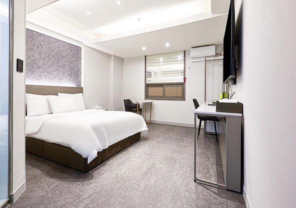 Bed, TV and multimedia, Photo of the whole room, Bedroom