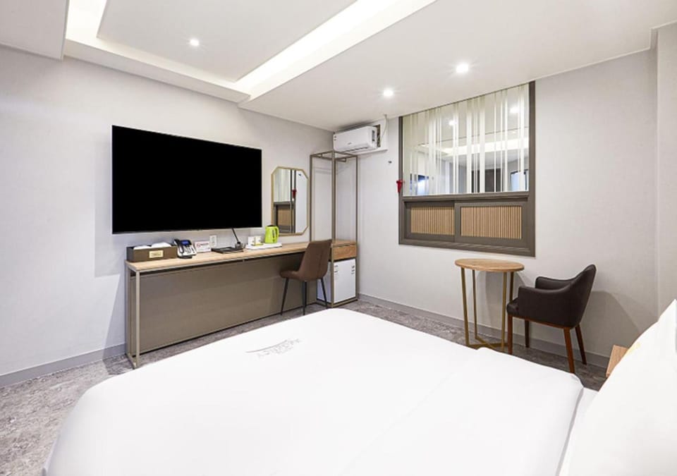 Bed, TV and multimedia, Photo of the whole room, Bedroom