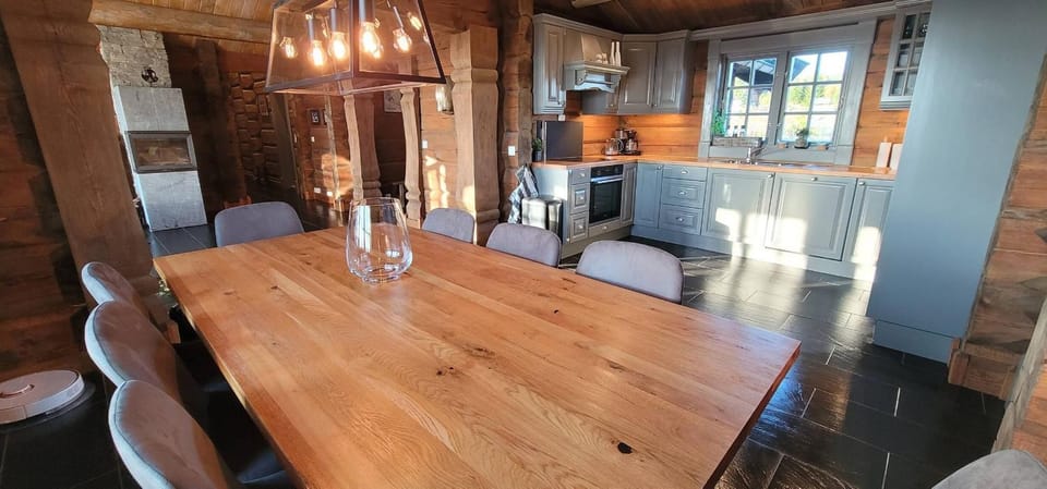 Restaurant/places to eat, Coffee/tea facilities, Seating area, Dining area, oven, stove, kitchen