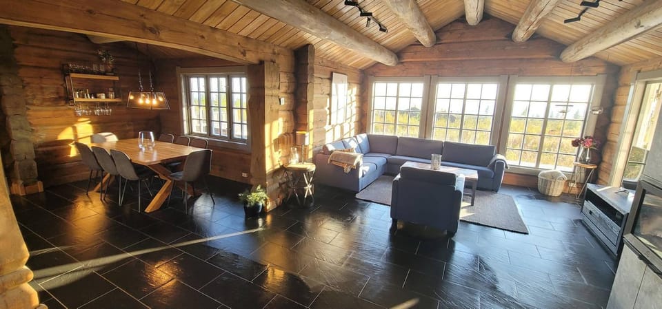 Restaurant/places to eat, Living room, Seating area, Dining area